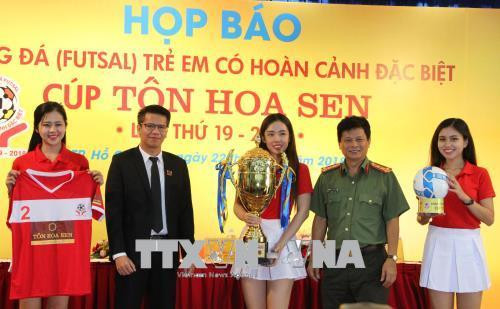 Ban Tổ chức công bố áo đấu, bóng thi đấu, cúp vô địch của mùa giải lần thứ 19. Ảnh: Xuân Dự - TTXVN Ban Tổ chức công bố áo đấu, bóng thi đấu, cúp vô địch của mùa giải lần thứ 19. Ảnh: Xuân Dự - TTXVN