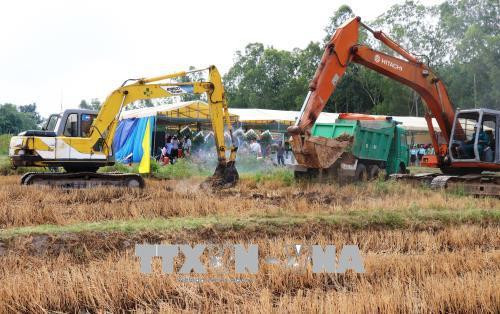 Phương tiện tham gia khởi công dự án thủy lợi phía Tây sông Vàm Cỏ Đông. Ảnh: Lê Đức Hoảnh - TTXVN Phương tiện tham gia khởi công dự án thủy lợi phía Tây sông Vàm Cỏ Đông. Ảnh: Lê Đức Hoảnh - TTXVN
