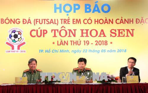 Họp báo thông tinh về Giải Bóng đá futsal trẻ em có hoàn cảnh đặc biệt cúp Tôn Hoa Sen lần thứ 19 - 2018. Ảnh: Xuân Dự - TTXVN Họp báo thông tinh về Giải Bóng đá futsal trẻ em có hoàn cảnh đặc biệt cúp Tôn Hoa Sen lần thứ 19 - 2018. Ảnh: Xuân Dự - TTXVN
