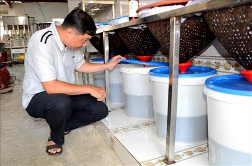 Sau khi ủ 12 tháng, mắm đã chín ngấu được lọc qua một phễu tre lót 2 lớp vải, quá trình này giúp nước mắm có màu trong và đẹp. Ảnh: Quốc Dũng - TTXVN Sau khi ủ 12 tháng, mắm đã chín ngấu được lọc qua một phễu tre lót 2 lớp vải, quá trình này giúp nước mắm có màu trong và đẹp. Ảnh: Quốc Dũng - TTXVN