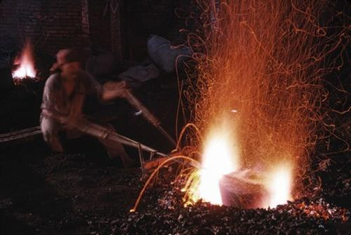 Khung cảnh đường phố ở Solo, thành phố ở miền Trung đảo Java, Indonesia năm 1993. Ảnh: Peter Marlow/ Magnum Photos. Các gánh hàng rong là hình ảnh quen thuộc trên đường phố Solo. Thành phố này còn được gọi bằng các tên gọi khác là Surakarta hoặc Sala. Ảnh: Peter Marlow/ Magnum Photos. Giấc ngủ của một người lái xe xích lô trên đường phố Solo. Ảnh: Peter Marlow/ Magnum Photos. Bên trong một xưởng sản xuất nhạc cụ Gamelan ở thành phố Solo. Gamelan là dòng nhạc truyền thống của đảo Java và Bali của Indonesia, nổi tiếng với giai điệu độc đáo và các loại nhạc cụ đặc thù. Ảnh: Peter Marlow/ Magnum Photos. Xưởng sản xuất nhạc cụ ở Solo được dẫn đầu bởi nghệ nhân Tentrim Sarawanto. Một phần nhạc cụ ở đây được xuất sang châu Âu để phục vụ công tác nghiên cứu âm nhạc và văn hóa bản địa. Ảnh: Peter Marlow/ Magnum Photos. Việc chế tác nhạc cụ Gamelan được thực hiện chủ yếu bằng phương pháp thủ công, không sử dụng máy móc hiện đại. Các nhạc cụ lớn như cồng, chiếc được thực hiện bằng kỹ thuật đúc đồng truyền thống. Ảnh: Peter Marlow/ Magnum Photos. Một chiếc cồng được người thợ dỡ khỏi khuôn đúc. Ảnh: Peter Marlow/ Magnum Photos. Bên ngoài một ngôi nhà ở vùng nông thôn đảo Bali, Indonesia năm 1993. Ảnh: Peter Marlow/ Magnum Photos. Cuộc sống ở vùng thông quê Bali có rất nhiều nét tương đồng với Việt Nam, như cảnh cậu bé lùa vịt về chuồng này. Ảnh: Peter Marlow/ Magnum Photos. Các nông dân làm việc trên ruộng lúa nước ở Ubud, Bali. Ảnh: Peter Marlow/ Magnum Photos. Khung cảnh đường phố ở Solo, thành phố ở miền Trung đảo Java, Indonesia năm 1993. Ảnh: Peter Marlow/ Magnum Photos Khung cảnh đường phố ở Solo, thành phố ở miền Trung đảo Java, Indonesia năm 1993. Ảnh: Peter Marlow/ Magnum Photos. Các gánh hàng rong là hình ảnh quen thuộc trên đường phố Solo. Thành phố này còn được gọi bằng các tên gọi khác là Surakarta hoặc Sala. Ảnh: Peter Marlow/ Magnum Photos. Giấc ngủ của một người lái xe xích lô trên đường phố Solo. Ảnh: Peter Marlow/ Magnum Photos. Bên trong một xưởng sản xuất nhạc cụ Gamelan ở thành phố Solo. Gamelan là dòng nhạc truyền thống của đảo Java và Bali của Indonesia, nổi tiếng với giai điệu độc đáo và các loại nhạc cụ đặc thù. Ảnh: Peter Marlow/ Magnum Photos. Xưởng sản xuất nhạc cụ ở Solo được dẫn đầu bởi nghệ nhân Tentrim Sarawanto. Một phần nhạc cụ ở đây được xuất sang châu Âu để phục vụ công tác nghiên cứu âm nhạc và văn hóa bản địa. Ảnh: Peter Marlow/ Magnum Photos. Việc chế tác nhạc cụ Gamelan được thực hiện chủ yếu bằng phương pháp thủ công, không sử dụng máy móc hiện đại. Các nhạc cụ lớn như cồng, chiếc được thực hiện bằng kỹ thuật đúc đồng truyền thống. Ảnh: Peter Marlow/ Magnum Photos. Một chiếc cồng được người thợ dỡ khỏi khuôn đúc. Ảnh: Peter Marlow/ Magnum Photos. Bên ngoài một ngôi nhà ở vùng nông thôn đảo Bali, Indonesia năm 1993. Ảnh: Peter Marlow/ Magnum Photos. Cuộc sống ở vùng thông quê Bali có rất nhiều nét tương đồng với Việt Nam, như cảnh cậu bé lùa vịt về chuồng này. Ảnh: Peter Marlow/ Magnum Photos. Các nông dân làm việc trên ruộng lúa nước ở Ubud, Bali. Ảnh: Peter Marlow/ Magnum Photos. Khung cảnh đường phố ở Solo, thành phố ở miền Trung đảo Java, Indonesia năm 1993. Ảnh: Peter Marlow/ Magnum Photos