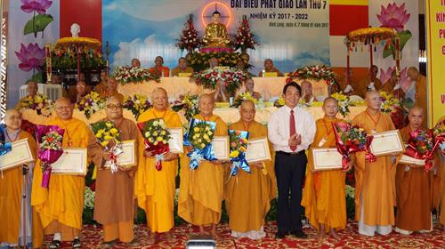 Ông Lữ Quang Ngời, Ủy viên thường vụ Tỉnh ủy, Phó CT UBND tỉnh Vĩnh Long trao Bằng khen của UBND tỉnh Vĩnh Long cho các đại biểu. Ảnh: phatgiaovinhlong.vn