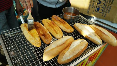 Công đoạn khó nhất là ép dẹp bánh mì. Sau đó, bánh được nướng sơ trên vỉ với than hồng. Trong lúc nướng, bánh được phết lên lớp bơ mỏng, nước sốt sa tế, trở hai mặt cho vàng rồi gắp xuống. Bánh sẽ được nướng và phủ thêm lớp nướng sốt sa tế một lần nữa trước khi mang ra cho khách. Quầy bánh mì nướng muối ớt này nằm ở góc đường Nơ Trang Long và Y Rút, bán mỗi phần với giá 15.000 đồng. Công đoạn khó nhất là ép dẹp bánh mì. Sau đó, bánh được nướng sơ trên vỉ với than hồng. Trong lúc nướng, bánh được phết lên lớp bơ mỏng, nước sốt sa tế, trở hai mặt cho vàng rồi gắp xuống. Bánh sẽ được nướng và phủ thêm lớp nướng sốt sa tế một lần nữa trước khi mang ra cho khách. Quầy bánh mì nướng muối ớt này nằm ở góc đường Nơ Trang Long và Y Rút, bán mỗi phần với giá 15.000 đồng.