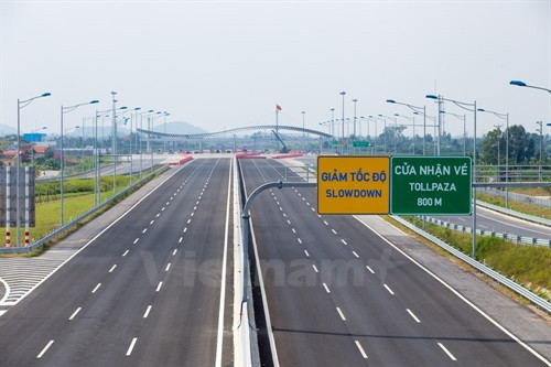 Biển báo được đặt trước khi xe đến gần trạm thu phí khoảng 800m.