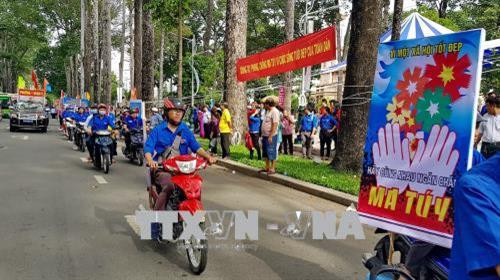 Đội xe tuyên truyền của Quận 5 diễu hành cổ động, tuyên truyền ngay sau lễ phát động. Ảnh: Thế Anh-TTXVN