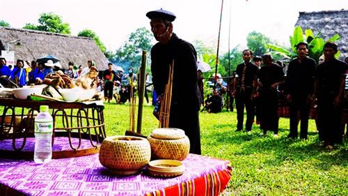 Thầy cúng khấn mời thần linh về hưởng thụ lễ vật và phù hộ cho dân làng có vụ mùa tốt tươi, cuộc sống ấm no. Ảnh: Hoàng Hải