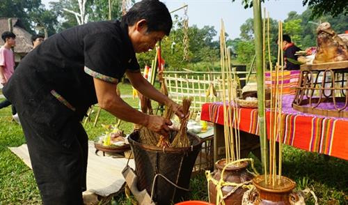 Thầy cúng tự tay bầy các lễ vật. Ảnh: Hoàng Hải