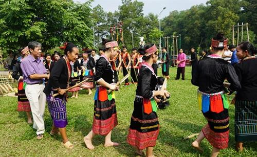 Bà con cùng nhau vui hội tưng bừng. Ảnh: Hoàng Hải