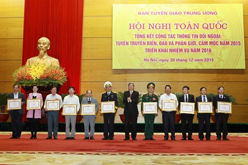 Đồng chí Đinh Thế Huynh, Ủy viên Bộ Chính trị, Bí thư Trung ương Đảng, Trưởng Ban Tuyên giáo Trung ương trao tặng Bằng khen cho 18 cá nhân có thành tích xuất sắc trong công tác Thông tin đối ngoại. Ảnh: Minh Quyết – TTXVN