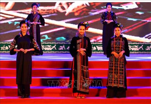 Trình diễn trang phục Zèng của đồng bào huyện A Lưới trong đêm bế mạc. Ảnh: Tường Vi - TTXVN