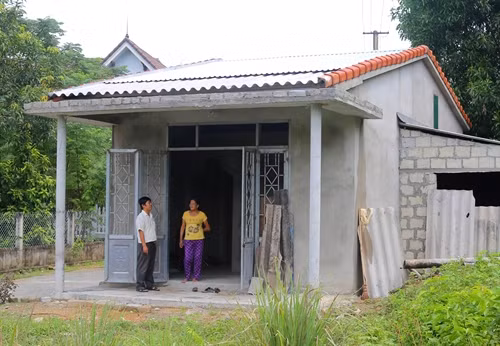 Nhà tránh trú bão của một hộ nghèo ở xã Lộc Trì, huyện Phú Lộc vừa xây dựng xong nhờ có sự hỗ trợ của Nhà nước.