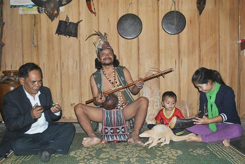 Anh Alăng Đợi, thôn Gừng, thị trấn P'rao, huyện Đông Giang chơi đàn tâm bét alui.