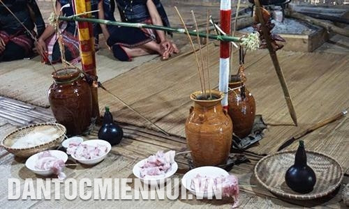 Các vật lễ trong lễ Tơ Mon của đồng bào Bahnar. Ảnh: Hoàng Hải Các vật lễ trong lễ Tơ Mon của đồng bào Bahnar. Ảnh: Hoàng Hải