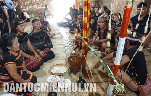 Thầy cúng và già làng làm lễ cúng nhận con nuôi trước sự chứng kiến của mọi người. Ảnh: Hoàng Hải Thầy cúng và già làng làm lễ cúng nhận con nuôi trước sự chứng kiến của mọi người. Ảnh: Hoàng Hải