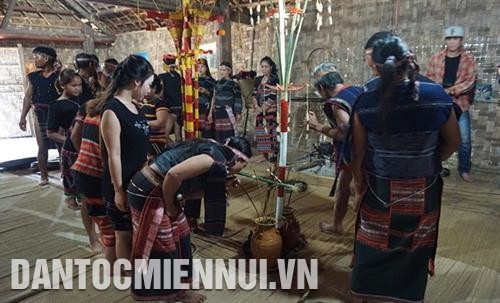 Bà con dân làng cùng uống rượu cần chung vui trong lễ nhận con nuôi của gia chủ. Ảnh: Hoàng Hải