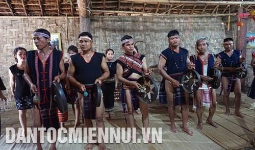 Dàn cồng chiêng đón chào gia đình người con nuôi. Ảnh: Hoàng Hải Dàn cồng chiêng đón chào gia đình người con nuôi. Ảnh: Hoàng Hải