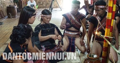 Hai người nhận nhau làm mẹ con nuôi và trao cho nhau những kỷ vật. Ảnh: Hoàng Hải Hai người nhận nhau làm mẹ con nuôi và trao cho nhau những kỷ vật. Ảnh: Hoàng Hải