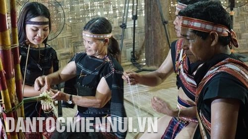 Mẹ nuôi đeo vòng cổ, vòng tay cho con nuôi. Ảnh: Hoàng Hải