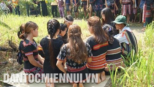 Gia chủ đón gia đình con nuôi từ cổng làng. Ảnh: Hoàng Hải Gia chủ đón gia đình con nuôi từ cổng làng. Ảnh: Hoàng Hải