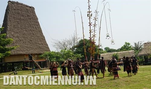 Kết thúc buổi lễ, bà con dân làng cùng mở hội múa hát, đánh cồng chiêng. Ảnh: Hoàng Hải