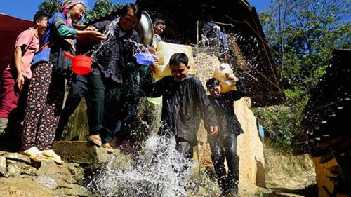 Nhà trai mổ lợn, chuẩn bị mang 100kg thịt đến nhà gái - Ảnh: Ngọc Bằng Bên nhà trai chuẩn bị cơm nước - Ảnh: Ngọc Bằng Nhà trai đưa đồ lễ gồm 6 người mang rượu thịt để nhà gái tổ chức lễ cưới mời anh em họ hàng trong làng tới dự đám cưới - Ảnh: Ngọc Bằng Phong tục té nước của nhà gái vào đoàn nhà trai với mong muốn hai vợ chồng hạnh phúc - Ảnh: Ngọc Bằng Nhà trai bàn giao rượu và thịt lợn cho nhà gái - Ảnh: Ngọc Bằng Ngày thứ hai, đoàn nhà trai mang lễ vật đến và dự cưới bên nhà gái - Ảnh: Ngọc Bằng Đoàn nhà gái té nước làm lễ cho nhà trai - Ảnh: Ngọc Bằng Họ hàng ăn uống vui vẻ - Ảnh: Ngọc Bằng Giao lễ vật - Ảnh: Ngọc Bằng Thầy cúng làm lễ - Ảnh: Ngọc Bằng Chuẩn bị trang phục cho cô dâu - Ảnh: Ngọc Bằng Cô dâu được bế lên ngựa để về nhà trai - Ảnh: Ngọc Bằng Chú rể quỳ làm lễ khi hai vợ chồng về nhà trai - Ảnh: Ngọc Bằng Chú rể cởi khăn bịt mặt cho cô dâu - Ảnh: Ngọc Bằng Đám cưới tổ chức tại nhà trai rất vui vẻ - Ảnh: Ngọc Bằng