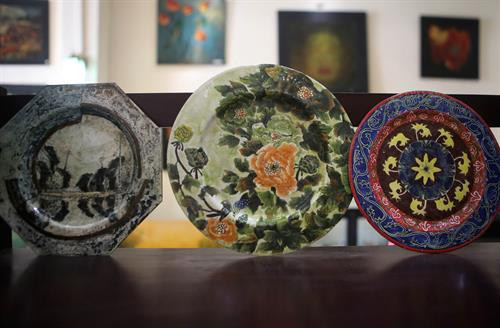 Sản phẩm pháp lam của Công ty trách nhiệm hữu hạn Thái Hưng sản xuất. Ảnh: Hồ Cầu - TTXVN Sản phẩm pháp lam của Công ty trách nhiệm hữu hạn Thái Hưng sản xuất. Ảnh: Hồ Cầu - TTXVN