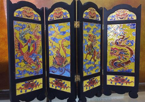 Những đường nét trong sản phẩm pháp lam được thực hiện rất tỉ mỉ. Ảnh: Hồ Cầu Những đường nét trong sản phẩm pháp lam được thực hiện rất tỉ mỉ. Ảnh: Hồ Cầu