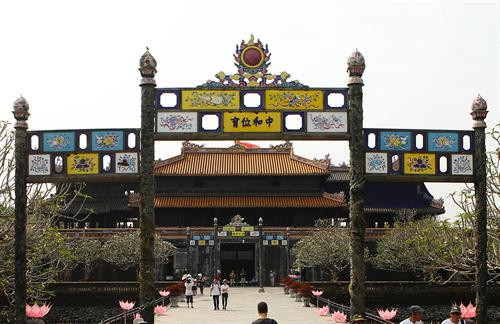 Sản phẩm Pháp lam Huế trang trí ở nghi môn trước điện Thái Hòa (Đại Nội Huế) được phục chế. Ảnh: Hồ Cầu - TTXVN Sản phẩm Pháp lam Huế trang trí ở nghi môn trước điện Thái Hòa (Đại Nội Huế) được phục chế. Ảnh: Hồ Cầu - TTXVN