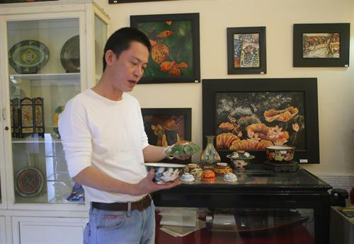 Anh Đỗ Hữu Triết giới thiệu các sản phẩm pháp lam do Công ty Thái Hưng sản xuất. Anh Đỗ Hữu Triết giới thiệu các sản phẩm pháp lam do Công ty Thái Hưng sản xuất.