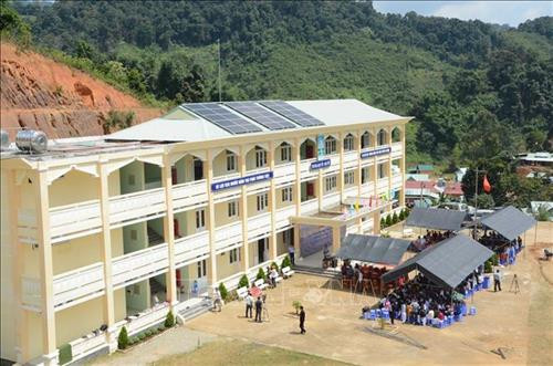 Toàn cảnh trường THPT Võ Chí Công được lắp đặt hệ thống điện mặt trời áp mái. Ảnh: Văn Dũng - TTXVN