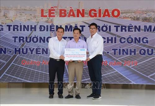 Bàn giao hệ thống điện mặt trời cho trường Trung học phổ thông Võ Chí Công. Ảnh: Văn Dũng - TTXVN
