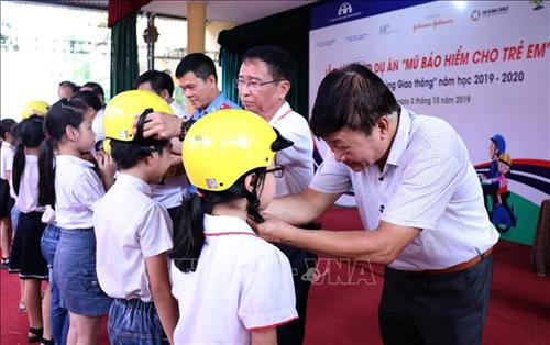 Trao tặng mũ bảo hiểm cho trẻ em. Ảnh: Thu Hằng-TTXVN Trao tặng mũ bảo hiểm cho trẻ em. Ảnh: Thu Hằng-TTXVN