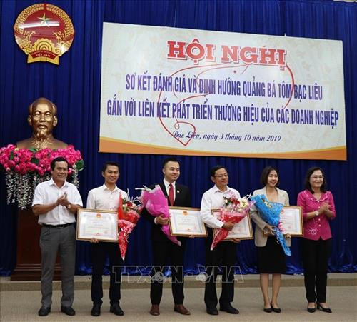 UBND tỉnh tặng Bằng khen cho cá nhân, tập thể có thành tích tốt trong quảng bá, xây dựng thương hiệu tôm Bạc Liêu. Ảnh: Huỳnh Sử-TTXVN UBND tỉnh tặng Bằng khen cho cá nhân, tập thể có thành tích tốt trong quảng bá, xây dựng thương hiệu tôm Bạc Liêu. Ảnh: Huỳnh Sử-TTXVN