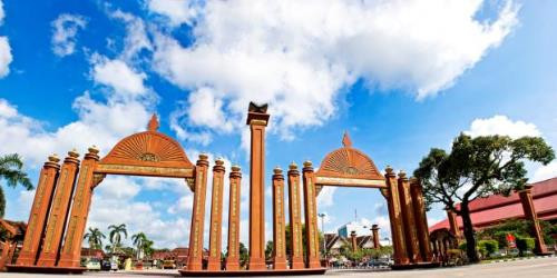 Từ Terengganu ngồi xe buýt 3 tiếng rưỡi, giá vé khoảng 16,9RM (100.000 Đồng) về phía Bắc, bạn sẽ tới Kota Bharu. Nếu xuất phát từ Kuala Lumpur, bạn có thể đi xe buýt với lộ trình gần 500km, hoặc bay thẳng 55 phút để đến với thành phố Hồi Giáo nhỏ giáp biên giới Thái Lan, thủ phủ bang Kelantan. Từ Terengganu ngồi xe buýt 3 tiếng rưỡi, giá vé khoảng 16,9RM (100.000 Đồng) về phía Bắc, bạn sẽ tới Kota Bharu. Nếu xuất phát từ Kuala Lumpur, bạn có thể đi xe buýt với lộ trình gần 500km, hoặc bay thẳng 55 phút để đến với thành phố Hồi Giáo nhỏ giáp biên giới Thái Lan, thủ phủ bang Kelantan.