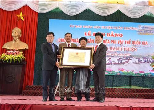 Lễ đón nhận bằng chứng nhận Di sản Văn hoá phi vật thể Quốc gia. Ảnh: Công Luật - TTXVN