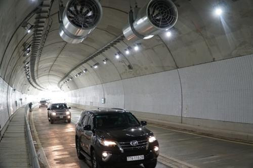 Các phương tiện di chuyển bên trong hầm đường bộ Cù Mông. Ảnh: Xuân Triệu - TTXVN Các phương tiện di chuyển bên trong hầm đường bộ Cù Mông. Ảnh: Xuân Triệu - TTXVN