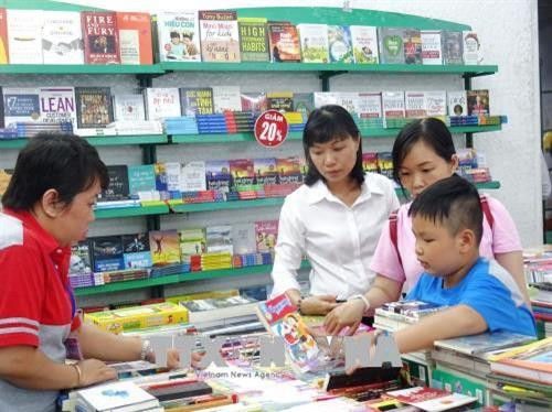 Bạn đọc tìm mua sách. Ảnh: Gia Thuận - TTXVN Bạn đọc tìm mua sách. Ảnh: Gia Thuận - TTXVN