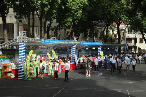 30 gian hàng với hàng trăm sản phẩm nông sản an toàn, đặc sản vùng miền… cung ứng cho thị trường Hà Nội đã được trưng bày, giới thiệu tại Hội nghị. Khu trưng bày giới thiệu sản phẩm nông sản tại Hội nghị.