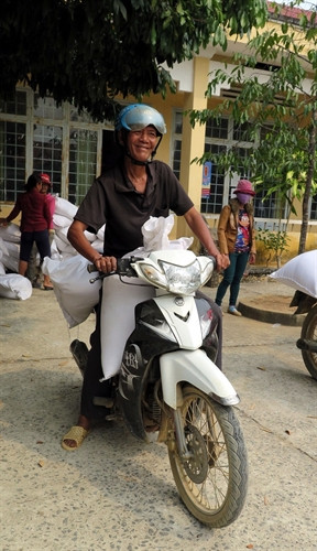 Niềm vui của người dân thành phố Kon Tum khi được nhận gạo hỗ trợ cứu đói của Chính phủ trong dịp giáp hạt. Niềm vui của người dân thành phố Kon Tum khi được nhận gạo hỗ trợ cứu đói của Chính phủ trong dịp giáp hạt.