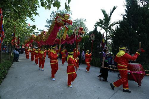 Cụ già thắp hương trong đền thờ Hoàng Công Chất. Ảnh: Phan Tuấn Anh - TTXVN Chuẩn bị nghi thức dâng hương. Ảnh: Phan Tuấn Anh - TTXVN Tiết mục múa rồng khai mạc lễ hội. Ảnh: Phan Tuấn Anh - TTXVN Tiết mục múa rồng khai mạc lễ hội. Ảnh: Phan Tuấn Anh - TTXVN Tiết mục múa rồng, rước kiệu khai mạc lễ hội. Ảnh: Phan Tuấn Anh - TTXVN