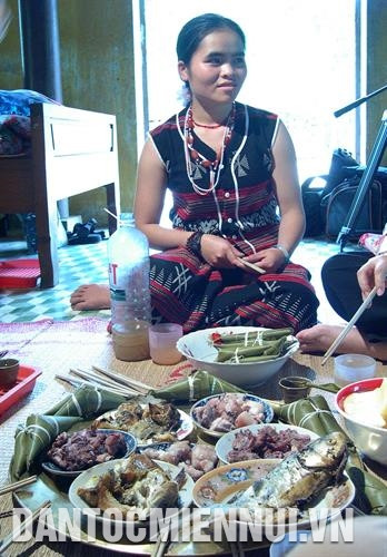 Bánh sừng trâu có hương vị thơm ngon, chứa đựng tấm lòng của người Cơ-tu. Ảnh: Nguyễn Văn Sơn