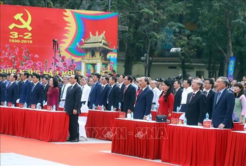 Thủ tướng Nguyễn Xuân Phúc và các đại biểu thực hiện nghi thức chào cờ. Ảnh: Thống Nhất - TTXVN Thủ tướng Nguyễn Xuân Phúc và các đại biểu thực hiện nghi thức chào cờ. Ảnh: Thống Nhất - TTXVN