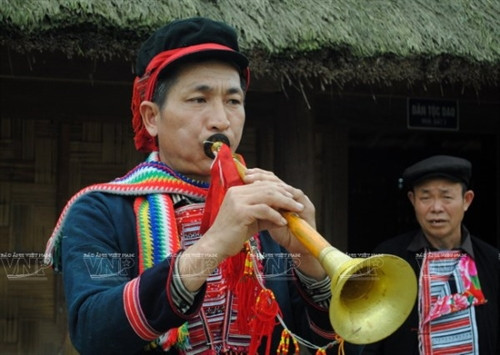 Đội nhạc lễ của người Dao đỏ ở Tuyên Quang không thể thiếu tiếng kèn mừng đám cưới.