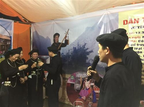 Trình diễn trang phục dân tộc trong Ngày hội văn hóa Chợ tình còn trưng bày, mua bán các sản vật của đồng bào. Là nơi để những người đàn ông dân tộc cùng nhau gặp gỡ, tâm tình và thi lày cỏ. Chàng trai dân tộc Dao trao chiếc khăn cho bạn gái sau đêm chợ tình Chợ tình còn là nơi hẹn hò, giao lưu cùng hát giao duyên của các chàng trai, cô gái dân tộc Lô lô.