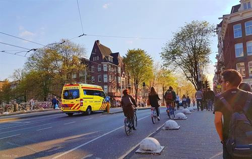 Thăm Thủ đô Amsterdam với xe đạp và hệ thống kênh đào nổi tiếng: Hệ thống kênh đào của Hà Lan vô cùng ấn tượng đã được UNESCO công nhận là di sản thế giới. Di chuyển bằng thuyền trên những con kênh là cách dễ dàng để có thể vòng quanh thành phố. Công trình kênh đào được xây dựng để rút cạn bãi lầy nhằm mở rộng Amsterdam. 2 bên kênh đào ở Amsterdam san sát những ngôi nhà xinh xắn, được gọi là Dancing House. Vùng đất ở đây rất lầy dẫn đến hiện tượng nghiêng của các ngôi nhà đầy màu sắc. Không phải những chiếc ôtô đắt tiền, xe đạp mới là phương tiện chính yếu được khuyến khích sử dụng tại Hà Lan. Bạn có thể bắt gặp xe đạp ở mọi nơi, mọi ngóc ngách khi có gần 60% dân số sử dụng xe đạp là phương tiện di chuyển hàng ngày thay thế ôtô. Hà Lan hướng đến một cuộc sống giảm thiểu tác nhân gây hại môi trường và ô nhiễm tiếng ồn. Tàu điện leng keng cũng là một phương tiện phổ biến ở Amsterdam. Đạp xe hít thở bầu không khí trong lành tràn ngập cây xanh: Một trong những nhiệm vụ trọng tâm mà chính phủ Hà Lan đề ra là bảo vệ thiên nhiên và động vật hoang dã. Các công viên quốc gia với số lượng cây xanh khổng lồ chiếm diện tích khá lớn, trải dài trên khắp đất nước Hà Lan, giao thoa khéo léo với các tuyến đường huyết mạch. Ngủ qua đêm trên những con thuyền dọc bờ kênh Amsterdam: Tàu thuyền là phương tiện lưu trú phổ biến ở Hà Lan. Đến đất nước này, thay vì lưu trú tại các khách sạn thông thường trong thành phố, bạn hãy thử chọn “boat hotel” dọc các con kênh để có thêm trải nghiệm mới lạ. Bình minh trên các con thuyền nhìn ra mặt nước phẳng lặng mang lại cảm giác vô cùng thú vị và thư giãn. Ngây ngất trước vườn hoa lớn nhất thế giới Keukenhof: Cách thủ đô Amsterdam 30 km về hướng tây nam, KeuKenhof trải dài trên khuôn đất rộng 30 ha là nơi hàng nghìn loài hoa trong đó có loài tulip - biểu tượng của đất nước Hà Lan xinh đẹp ngự trị. Đến làng Kinderdijk, bạn nên thuê xe đạp để tham quan, dạo quanh những con đường ngoằn nghèo, uốn khúc, tận hưởng khung cảnh bình yên, mộc mạc này. Ngắm nhìn làng cối xay gió lâu đời nhất Hà Lan: Khách du lịch thông thường hay chọn đến làng Zaanse Schans bởi gần thủ đô hơn, những chiếc cối xay gió lại có màu sắc bắt mắt. Nhưng nếu muốn khám phá những gì nguyên sơ và lâu đời nhất, làng Kinderdijk nên là sự lựa chọn hàng đầu bởi ở đây còn bảo tồn toàn vẹn 19 cối xay gió lâu đời nhất của Hà Lan. Ngôi làng này đã được UNESCO công nhận là di sản văn hóa thế giới vào năm 1997. Những chiếc cối xay gió đầu tiên ra đời xuất phát từ nguyên do đất nước Hà Lan nằm dưới mực nước biển đến 30%. Chúng làm nhiệm vụ điều chuyển dòng nước, là những máy bơm dựa vào sức lực của tự nhiên giúp đất nước Hà Lan không bị nhấn chìm dưới mực nước biển. Chiếc thuyền nhẹ nhàng lướt đi dọc theo kênh rạch nhỏ, qua những ngôi nhà lợp mái tranh lâu đời vẫn tồn tại từ thế kỷ 18, mang lại cho bạn cảm giác không thể nào quên. Ở Giethoorn, âm thanh to nhất bạn có thể nghe là tiếng quàn quạc của bầy vịt đang bơi dưới mặt nước, hoặc tiếng kêu của các loài chim khác thi thoảng vỗ cánh bay qua đỉnh đầu. Giethoorn thuộc tỉnh Overijssel, Hà Lan. Cái tên Giethoorn (sừng dê) xuất phát từ khám phá của những cư dân đầu tiên đến từ Địa Trung Hải. Họ đã tìm thấy tại đây hàng trăm chiếc sừng dê, hậu quả của trận lũ lịch sử vào thế kỷ thứ 10. Đến đây, bạn có thể thuê thuyền của dân địa phương với giá 20 euro/giờ. Thông thường, trong khoảng 2-3 giờ, bạn có thể hoàn tất hành trình khám phá ngôi làng nhỏ này. Ghé thăm ngôi làng cổ tích đẹp nhất thế giới Giethoorn: Ở Giethoorn, khói bụi và tiếng còi của xe cộ không tồn tại. Khi đặt chân đến đây, mọi người phải để lại xe hơi bên ngoài làng, thuê thuyền mà người dân gọi là “Whisper boat” (Thuyền thì thầm) có động cơ không gây tiếng ồn để “tiếp cận” ngôi làng,hoặc có thể đi bộ qua hơn 176 cây cầu vòm bằng gỗ. Nhưng nhiều ngôi nhà đến nay vẫn không thể tới được bằng đường bộ. Ngay cả những người đưa thư báo cũng phải giao thư từ bằng cách đi thuyền. Đến thăm Anne Frank House với những trải nghiệm xúc động: Anne Frank House là nơi tưởng niệm cô gái nhỏ là nạn nhân của nạn diệt chủng người Do Thái thời Hitler và là tác giả của cuốn Nhật ký Anne Frank, được khai bút vào năm 1942 khi cô mới 13 tuổi. Tham quan Anne Frank House ở Amsterdam là một trải nghiệm xúc động cho mọi người. Khi đến đây, bạn phải xếp hàng khá lâu nếu không đặt vé online ở mục "skip the line" (không phải xếp hàng). Khi vào bên trong, bạn không được phép chụp hình. Bức tượng Anne Frank trước nhà thờ ngay cạnh nhà. Dù toàn bộ trải nghiệm khi thăm nhà Anne Frank rất đau buồn, đó là một dấu ấn của lịch sử, ghi lại sự anh hùng và khắc nghiệt của Thế chiến. Anne Frank House và cuốn nhật ký kinh điển là một lời nhắc nhở chúng ta hãy sống mỗi ngày một cách trọn vẹn nhất, để tìm thấy niềm vui trong những điều nhỏ nhặt, và hãy yêu thương người khác bằng một trái tim rộng mở. Hà Lan quả thật rất đặc biệt. Giữa cuộc sống hiện đại, bạn có thể tìm thấy được sự bình yên, cảm giác an toàn và thư thả, khác biệt với bất cứ nơi nào xô bồ và hiện đại mà bạn đã và sẽ đi qua. Đất nước đáng sống bậc nhất thế giới này nên có trong cuốn sổ du lịch của những tín đồ đam mê khám phá trải nghiệm. Thăm Thủ đô Amsterdam với xe đạp và hệ thống kênh đào nổi tiếng: Hệ thống kênh đào của Hà Lan vô cùng ấn tượng đã được UNESCO công nhận là di sản thế giới. Di chuyển bằng thuyền trên những con kênh là cách dễ dàng để có thể vòng quanh thành phố. Công trình kênh đào được xây dựng để rút cạn bãi lầy nhằm mở rộng Amsterdam. 2 bên kênh đào ở Amsterdam san sát những ngôi nhà xinh xắn, được gọi là Dancing House. Vùng đất ở đây rất lầy dẫn đến hiện tượng nghiêng của các ngôi nhà đầy màu sắc. Không phải những chiếc ôtô đắt tiền, xe đạp mới là phương tiện chính yếu được khuyến khích sử dụng tại Hà Lan. Bạn có thể bắt gặp xe đạp ở mọi nơi, mọi ngóc ngách khi có gần 60% dân số sử dụng xe đạp là phương tiện di chuyển hàng ngày thay thế ôtô. Hà Lan hướng đến một cuộc sống giảm thiểu tác nhân gây hại môi trường và ô nhiễm tiếng ồn. Tàu điện leng keng cũng là một phương tiện phổ biến ở Amsterdam. Đạp xe hít thở bầu không khí trong lành tràn ngập cây xanh: Một trong những nhiệm vụ trọng tâm mà chính phủ Hà Lan đề ra là bảo vệ thiên nhiên và động vật hoang dã. Các công viên quốc gia với số lượng cây xanh khổng lồ chiếm diện tích khá lớn, trải dài trên khắp đất nước Hà Lan, giao thoa khéo léo với các tuyến đường huyết mạch. Ngủ qua đêm trên những con thuyền dọc bờ kênh Amsterdam: Tàu thuyền là phương tiện lưu trú phổ biến ở Hà Lan. Đến đất nước này, thay vì lưu trú tại các khách sạn thông thường trong thành phố, bạn hãy thử chọn “boat hotel” dọc các con kênh để có thêm trải nghiệm mới lạ. Bình minh trên các con thuyền nhìn ra mặt nước phẳng lặng mang lại cảm giác vô cùng thú vị và thư giãn. Ngây ngất trước vườn hoa lớn nhất thế giới Keukenhof: Cách thủ đô Amsterdam 30 km về hướng tây nam, KeuKenhof trải dài trên khuôn đất rộng 30 ha là nơi hàng nghìn loài hoa trong đó có loài tulip - biểu tượng của đất nước Hà Lan xinh đẹp ngự trị. Đến làng Kinderdijk, bạn nên thuê xe đạp để tham quan, dạo quanh những con đường ngoằn nghèo, uốn khúc, tận hưởng khung cảnh bình yên, mộc mạc này. Ngắm nhìn làng cối xay gió lâu đời nhất Hà Lan: Khách du lịch thông thường hay chọn đến làng Zaanse Schans bởi gần thủ đô hơn, những chiếc cối xay gió lại có màu sắc bắt mắt. Nhưng nếu muốn khám phá những gì nguyên sơ và lâu đời nhất, làng Kinderdijk nên là sự lựa chọn hàng đầu bởi ở đây còn bảo tồn toàn vẹn 19 cối xay gió lâu đời nhất của Hà Lan. Ngôi làng này đã được UNESCO công nhận là di sản văn hóa thế giới vào năm 1997. Những chiếc cối xay gió đầu tiên ra đời xuất phát từ nguyên do đất nước Hà Lan nằm dưới mực nước biển đến 30%. Chúng làm nhiệm vụ điều chuyển dòng nước, là những máy bơm dựa vào sức lực của tự nhiên giúp đất nước Hà Lan không bị nhấn chìm dưới mực nước biển. Chiếc thuyền nhẹ nhàng lướt đi dọc theo kênh rạch nhỏ, qua những ngôi nhà lợp mái tranh lâu đời vẫn tồn tại từ thế kỷ 18, mang lại cho bạn cảm giác không thể nào quên. Ở Giethoorn, âm thanh to nhất bạn có thể nghe là tiếng quàn quạc của bầy vịt đang bơi dưới mặt nước, hoặc tiếng kêu của các loài chim khác thi thoảng vỗ cánh bay qua đỉnh đầu. Giethoorn thuộc tỉnh Overijssel, Hà Lan. Cái tên Giethoorn (sừng dê) xuất phát từ khám phá của những cư dân đầu tiên đến từ Địa Trung Hải. Họ đã tìm thấy tại đây hàng trăm chiếc sừng dê, hậu quả của trận lũ lịch sử vào thế kỷ thứ 10. Đến đây, bạn có thể thuê thuyền của dân địa phương với giá 20 euro/giờ. Thông thường, trong khoảng 2-3 giờ, bạn có thể hoàn tất hành trình khám phá ngôi làng nhỏ này. Ghé thăm ngôi làng cổ tích đẹp nhất thế giới Giethoorn: Ở Giethoorn, khói bụi và tiếng còi của xe cộ không tồn tại. Khi đặt chân đến đây, mọi người phải để lại xe hơi bên ngoài làng, thuê thuyền mà người dân gọi là “Whisper boat” (Thuyền thì thầm) có động cơ không gây tiếng ồn để “tiếp cận” ngôi làng,hoặc có thể đi bộ qua hơn 176 cây cầu vòm bằng gỗ. Nhưng nhiều ngôi nhà đến nay vẫn không thể tới được bằng đường bộ. Ngay cả những người đưa thư báo cũng phải giao thư từ bằng cách đi thuyền. Đến thăm Anne Frank House với những trải nghiệm xúc động: Anne Frank House là nơi tưởng niệm cô gái nhỏ là nạn nhân của nạn diệt chủng người Do Thái thời Hitler và là tác giả của cuốn Nhật ký Anne Frank, được khai bút vào năm 1942 khi cô mới 13 tuổi. Tham quan Anne Frank House ở Amsterdam là một trải nghiệm xúc động cho mọi người. Khi đến đây, bạn phải xếp hàng khá lâu nếu không đặt vé online ở mục "skip the line" (không phải xếp hàng). Khi vào bên trong, bạn không được phép chụp hình. Bức tượng Anne Frank trước nhà thờ ngay cạnh nhà. Dù toàn bộ trải nghiệm khi thăm nhà Anne Frank rất đau buồn, đó là một dấu ấn của lịch sử, ghi lại sự anh hùng và khắc nghiệt của Thế chiến. Anne Frank House và cuốn nhật ký kinh điển là một lời nhắc nhở chúng ta hãy sống mỗi ngày một cách trọn vẹn nhất, để tìm thấy niềm vui trong những điều nhỏ nhặt, và hãy yêu thương người khác bằng một trái tim rộng mở. Hà Lan quả thật rất đặc biệt. Giữa cuộc sống hiện đại, bạn có thể tìm thấy được sự bình yên, cảm giác an toàn và thư thả, khác biệt với bất cứ nơi nào xô bồ và hiện đại mà bạn đã và sẽ đi qua. Đất nước đáng sống bậc nhất thế giới này nên có trong cuốn sổ du lịch của những tín đồ đam mê khám phá trải nghiệm.