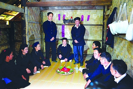 Ông mối và gia chủ gặp gỡ nhau để trao lễ vật và bàn bạc về đồ sính lễ cho đám cưới của đôi trai gái. Ông mối và gia chủ gặp gỡ nhau để trao lễ vật và bàn bạc về đồ sính lễ cho đám cưới của đôi trai gái.