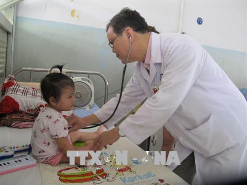 Một bệnh nhi mắc lao màng não đang điều trị tại Bệnh viện Phạm Ngọc Thạch Thành phố Hồ Chí Minh. Ảnh: Đinh Hằng – TTXVN