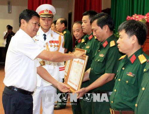Phó Chủ tịch UBND Thành phố Hồ Chí Minh Huỳnh Cách Mạng trao Bằng khen cho đại diện các tập thể có thành tích xuất sắc trong công tác giáo dục quốc phòng và an ninh năm 2017. Ảnh: Xuân Khu - TTXVN Phó Chủ tịch UBND Thành phố Hồ Chí Minh Huỳnh Cách Mạng trao Bằng khen cho đại diện các tập thể có thành tích xuất sắc trong công tác giáo dục quốc phòng và an ninh năm 2017. Ảnh: Xuân Khu - TTXVN