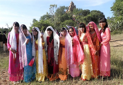 Các thiếu nữ Chăm trước tháp Pôrômê