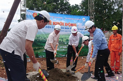 Lãnh đạo tỉnh Thái Nguyên và Tập đoàn điện lực Việt Nam thực hiện nghi thức khởi động dự án. Lãnh đạo tỉnh Thái Nguyên và Tập đoàn điện lực Việt Nam thực hiện nghi thức khởi động dự án.